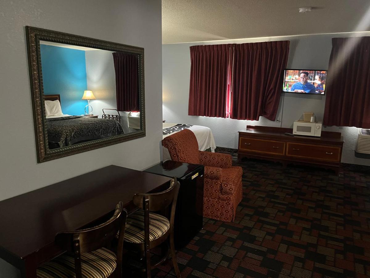 Rodeway Inn Whitehall Esterno foto